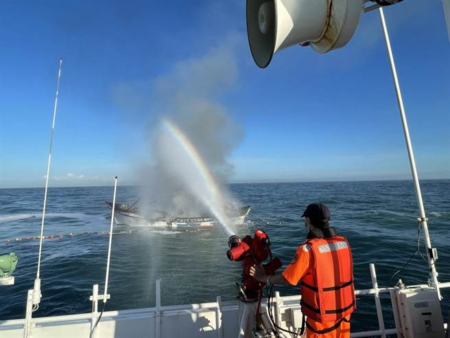 為避免餘火燃燒，第四海巡隊15日清晨以水柱控制火勢。（海巡署第四海巡隊提供／林瑞益高雄傳真）