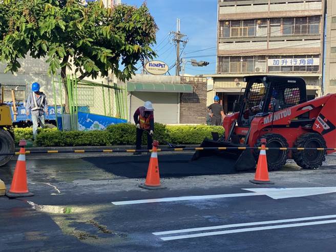 台中市府抢修文心南路路段坑洞，今早完成沥青混凝土AC铺设。（台中市府提供／卢金足台中传真）