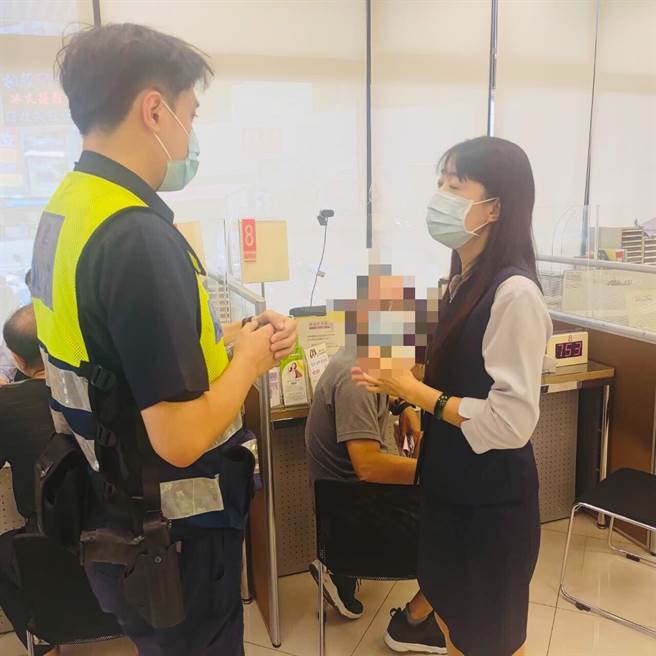 吴男不疑有他本月12日前往银行要匯款约50万元，所幸行员与警方联手及时拦阻诈骗。（翻摄）