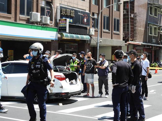 张姓药头疑似在花莲市区与人从事毒品交易遭警方埋伏，见状赶紧驾车逃逸，警方连开8枪，击中张嫌车子的挡风玻璃及车轮，以致无法逃脱。（罗亦晽摄）