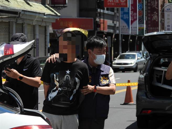 张姓药头疑似在花莲市区与人从事毒品交易遭警方埋伏，见状赶紧驾车逃逸，警方连开8枪，击中张嫌车子的挡风玻璃及车轮，以致无法逃脱，不过因衝撞剧烈，以致头部有些许擦挫伤。（罗亦晽摄）