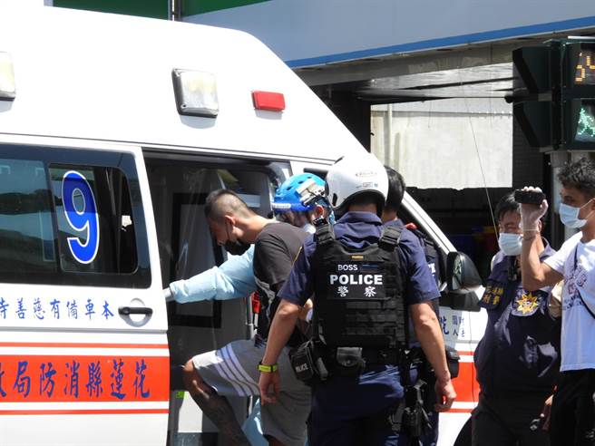 张姓药头疑似在花莲市区与人从事毒品交易遭警方埋伏，见状赶紧驾车逃逸，警方连开8枪，击中张嫌车子的挡风玻璃及车轮，以致无法逃脱，不过因衝撞剧烈，以致头部有些许擦挫伤，在警方陪同下就医治疗。（罗亦晽摄）
