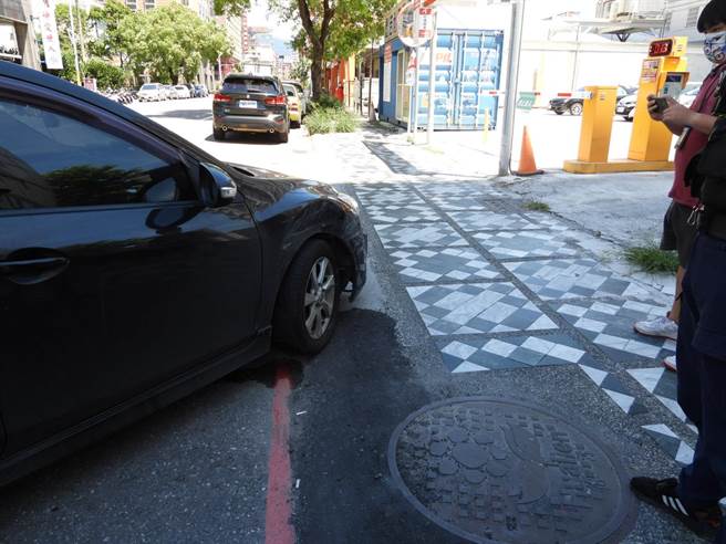 不慎被张姓药头撞到的黑色自小客车。（罗亦晽摄）