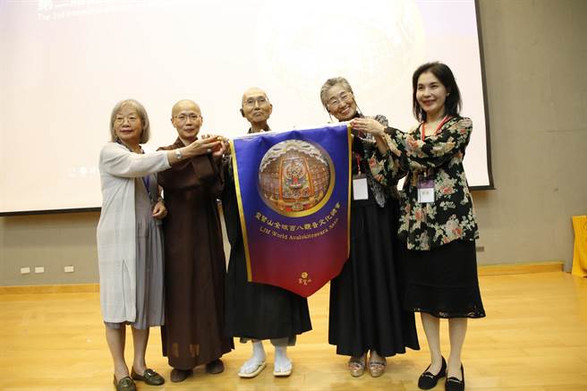参加第二届观音文化国际论坛的贵宾合影。（图由灵鹫山佛教教团提供）