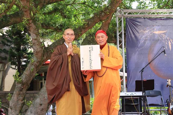 日本相生山德林寺住持高冈秀畅法师（左），致赠珍贵的「尼泊尔百八观音木刻图像集」给灵鹫山，由灵鹫山开山大和尚心道法师代表接受。（图由灵鹫山佛教教团提供）