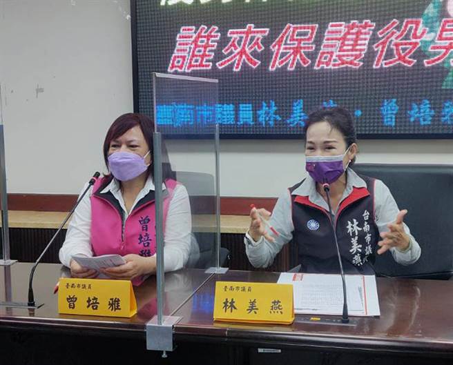 台南市議員林美燕（右）、曾培雅建議市府專案優先替役男施打疫苗。（洪榮志攝）