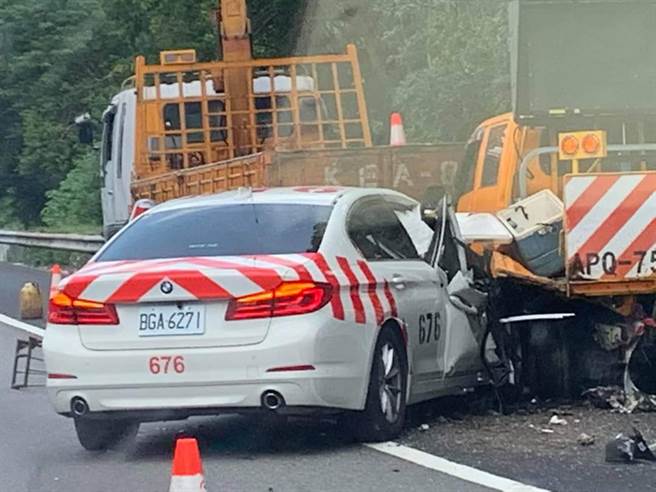 国道3南下芎林段红斑马追撞工程车，车身撞烂一半。(翻摄自爆料公社)