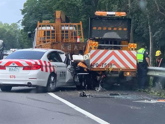 国道3南下芎林段红斑马追撞工程车，车身撞烂一半。(翻摄自爆料公社)