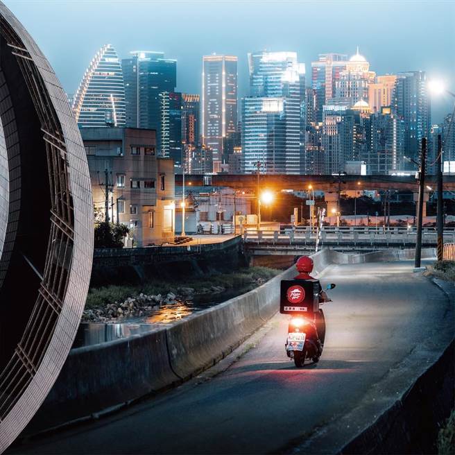 必胜客IG线上特展：外送员的昼夜极境。（必胜客提供）