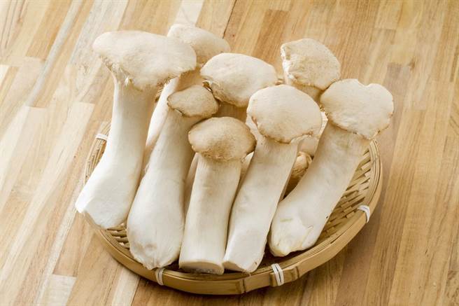 A级杏鲍菇（约400g）原价77元，特价55元。（全联提供）