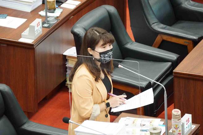 国民党高市议员李雅静今总质询认为，以现金1000元取代高雄券，可以节省印制高雄券经费，不怕别人偷印或是仿冒，造成更多负担，也不用担心市民会存起来。（柯宗纬摄）