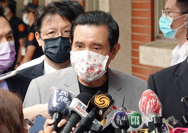 前总统马英九17日前往立法院出席「飞虎：陈纳德将军与美籍志愿大队」新书发表会，对于现在政府规画发放五倍券与当年消费券很近似，马表示感谢大家说要还他公道，但「还马英九公道不重要，要让民眾有公道」（姚志平摄）