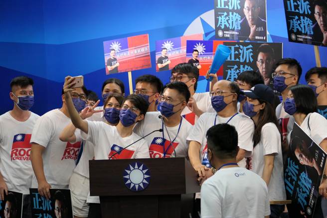 记者会结束，到场担任加油团的青年朋友邀江启臣合影，江也大方拍照。（赵婉淳摄）