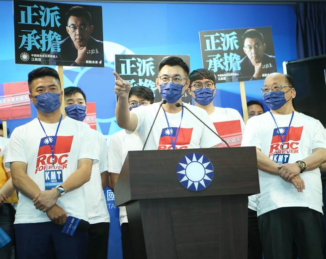 国民党党主席江启臣(中)17日登记国民党主席选举，前台中市长胡志强（右）、前立委顏宽恒（左）陪同江启臣完成登记，并在青年军助阵下发表连任演说。(陈怡诚摄)