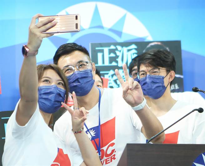国民党党主席江启臣17日登记国民党主席选举，江启臣（左二）发表连任演说后，开心与青年军自拍。(陈怡诚摄)