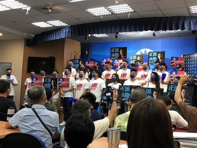 江启臣今天登记完成，结束后召开记者会。（赵婉淳摄）
