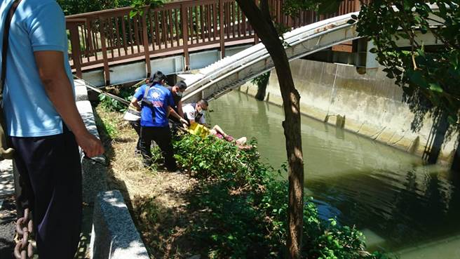 消防救护人员合力将漂浮在爱河河面的女浮尸打捞上岸。（中时资料照)