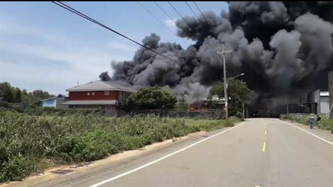 台中清水一家塑胶工厂大火，火舌不断从厂房冒出，浓烟直窜天际。（民眾提供／王文吉台中传真）
