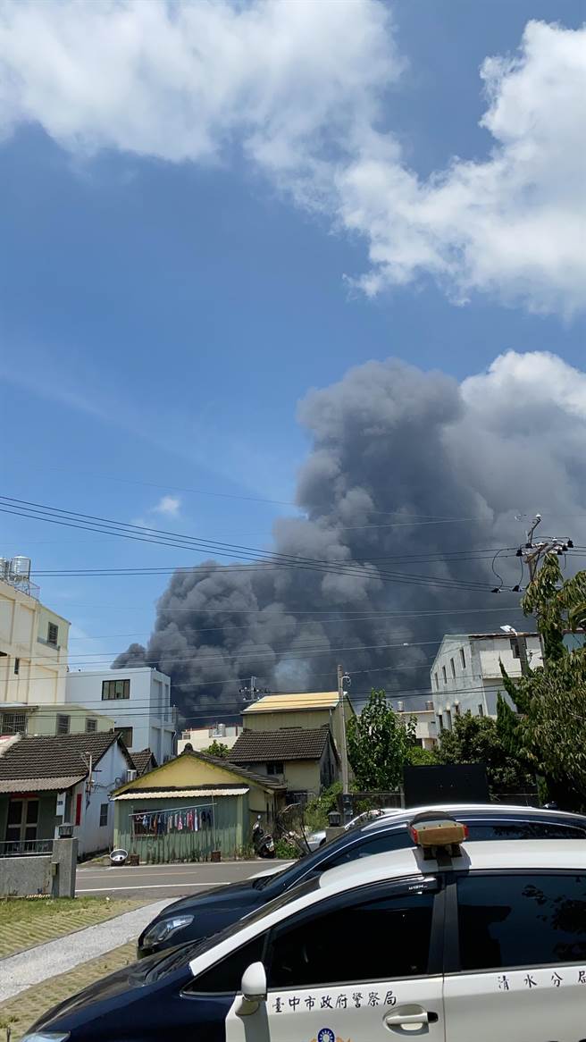 台中清水一家塑胶工厂大火，火舌不断从厂房冒出，浓烟直窜天际。（民眾提供／王文吉台中传真）