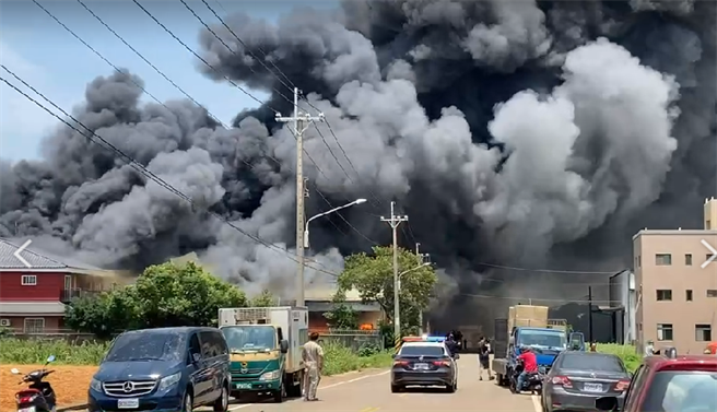 台中清水塑胶工厂窜火舌，浓烟升天骇人。(翻摄记者爆料网)
