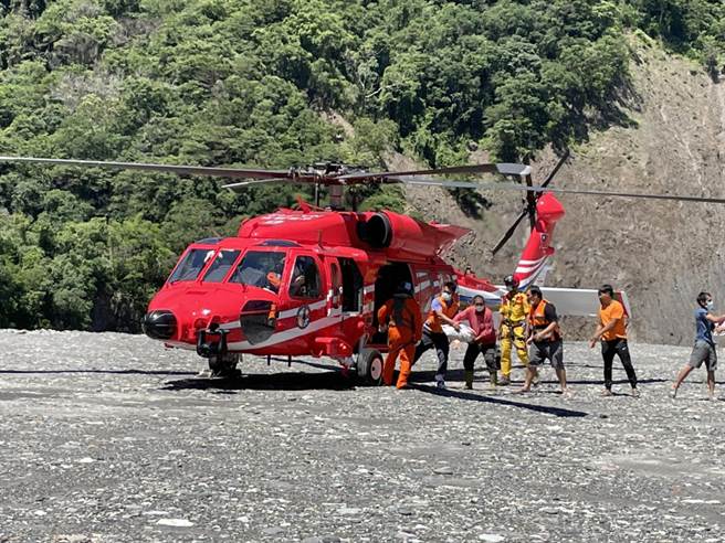 高市府第5批約1200公斤民生物資，包含冷凍豬肉蔬菜，今天上午由2架黑鷹直升機運補至山區。(高雄市社會局提供／林雅惠傳真)