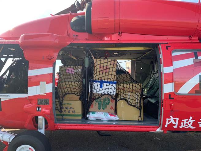 高市府第5批約1200公斤民生物資，包含冷凍豬肉蔬菜，今天上午由2架黑鷹直升機運補至山區。(高雄市社會局提供／林雅惠傳真)