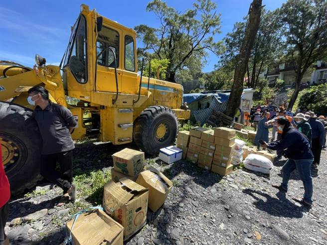 高市府第5批約1200公斤民生物資，包含冷凍豬肉蔬菜，今天上午由2架黑鷹直升機運補至山區。(高雄市社會局提供／林雅惠傳真)
