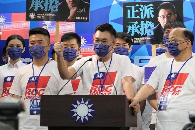 争取连任的现任主席江启臣今天完成登记。（赵婉淳摄）