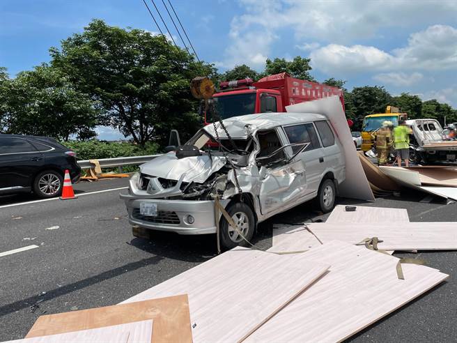 新营国道小货车疑未注意前车状况撞1车 再波及工程缓衝车。（读者提供）