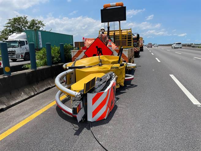 新营国道小货车疑未注意前车状况撞1车 再波及工程缓衝车。（读者提供）