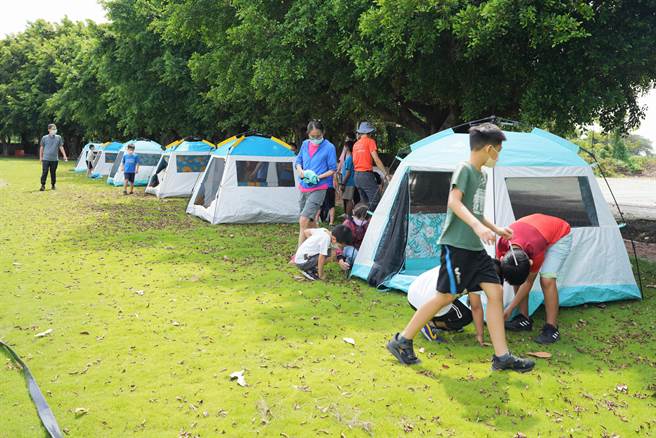 近日疫情趨緩，校方利用全台獨一無二的草皮操場，在學校辦理山野教育營隊，讓小朋友親手搭帳棚、野炊樣樣來，培養團隊互助精神，也學習更多山野戶外的新知識。（校方提供／吳建輝彰化傳真）