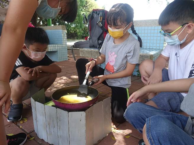為期四天的山野教育課程，全校一共有32位小朋友參加，從山野教育回顧、認識登山裝備、到戶外搭帳篷、親手野炊造飯等課程。（校方提供／吳建輝彰化傳真）