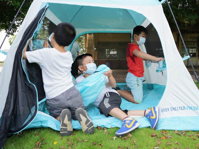 校長鄭培華說，香田的老師都喜歡將課本上的知識轉化成為行動，讓孩子實際去體驗、探索、感動，對孩子來講這樣的課程，不僅能學習到知識，也能帶給孩子滿滿的收穫與回憶。（校方提供／吳建輝彰化傳真）