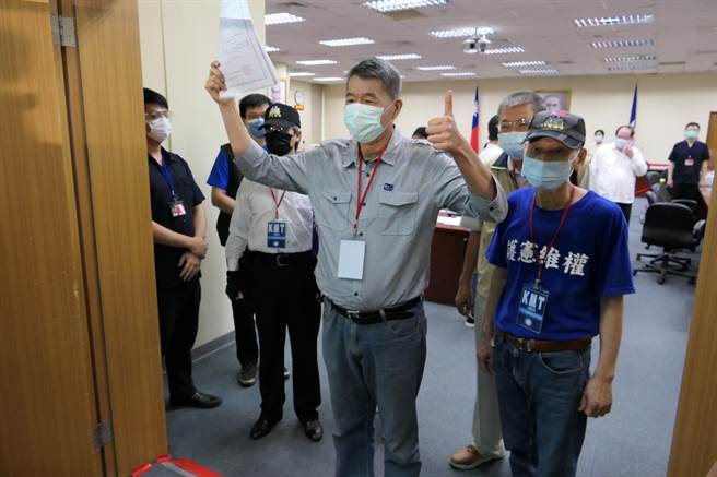 宣布参选国民党主席的孙文学校总校长张亚中，今天完成参选登记。（赵婉淳摄）