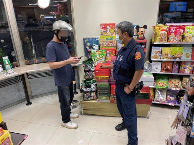 陈男误信自称「雪儿」的钟点情人要援交，先至超商买游戏点数求见面，结果本尊未出现，警方来了戳破他的援交梦。（翻摄照片／石秀华高雄传真）