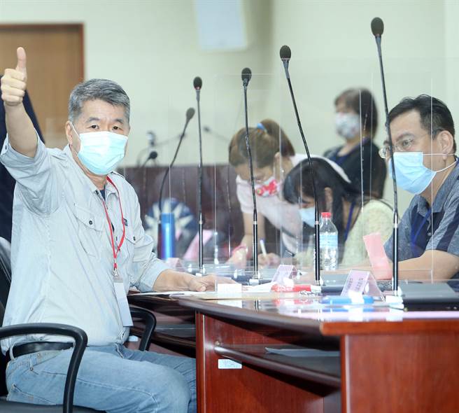 孙文学校总校长张亚中(左)17日登记参选国民党主席，支持民眾高喊救党、救国、救两岸的口号声中完成登记，并竖起大拇指象徵当选党主席改造国民党的决心不变。(陈怡诚摄)