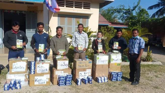 北醫大飛洋國際服務團募集口罩等物資捐贈柬國協助防疫。（北醫大提供／林志成台北傳真）