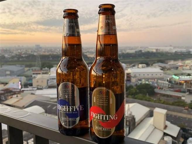 南臺科技大学生物与食品科技系陈柏庭教授与学生研发团队推出50周年纪念啤酒。(南臺科大提供／曹婷婷台南传真)