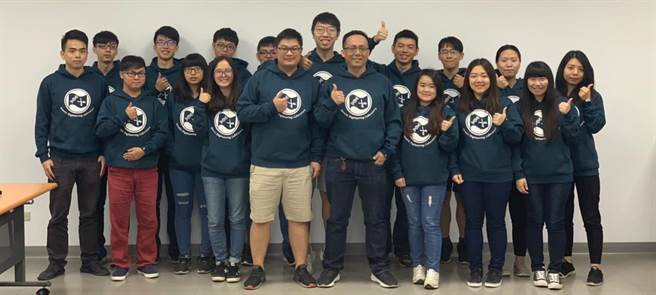 南臺科技大学生物与食品科技系陈柏庭教授与学生研发团队之大合影。(南臺科大提供／曹婷婷台南传真)