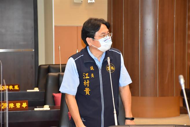 苗栗县议会国民党团书记长江村贵、副书记长余文忠及县议员林宝珠提临时动议，建请县府替县民施打有国际认证的疫苗。（谢明俊摄）