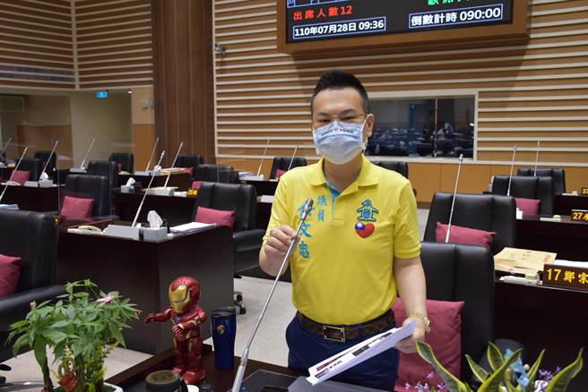 苗栗县议会国民党团书记长江村贵、副书记长余文忠及县议员林宝珠提临时动议，建请县府替县民施打有国际认证的疫苗。（谢明俊摄）