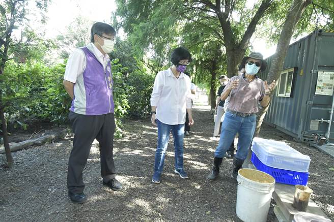 彰化溪州明道大学前校长陈世雄教授，致力推动有机农业，退休后在溪州设立City Bear生态农场，吸引许多农友前来讨教，就连花莲县长徐榛蔚也曾到访。(吴建辉摄)