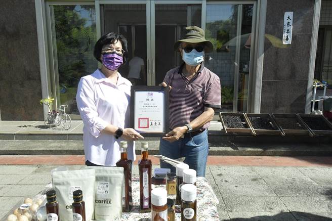 彰化县长王惠美为了借重陈世雄教授的专业，聘请其担任县府的县政谘议，17日前往农场参访并颁发聘书，希望为彰化农业注入新的火花。(吴建辉摄)