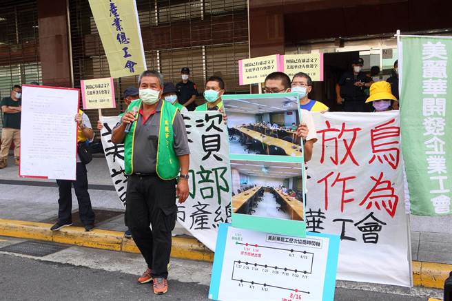 美丽华高球场罢工近百日，劳资双方原本在8月12日已谈好协议并签字，资方后来又再提出民事违约金赔偿等其他事项，16日双方再开协商会议时，资方却无故缺席，工会理事长黄文正（中）等人17日在劳动部门口陈情，要求劳动部解决。（张铠乙摄）
