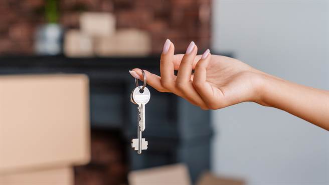 英国一名男子受人委托前往房子清理，没想到被满屋子的垃圾给吓傻。图片为示意图。（图／shutterstock）