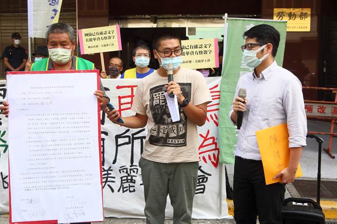 美丽华高球场罢工近百日，劳资双方原本在8月12日已谈好协议并签字，资方后来又再提出民事违约金赔偿等其他事项，16日双方再开协商会议时，资方却无故缺席，工会理事长黄文正（左）、秘书苏承志（中）等人17日在劳动部门口陈情，劳动部劳动关系司合作科科长刘政彦（右）接下陈情书时呼吁资方应展现最大气度，拿出最大诚意与工会协商沟通，让争议儘速落幕。（张铠乙摄）