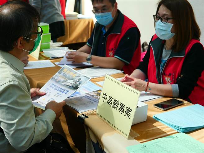 桃园就服处今年创全国之先推出中高龄专属的稳定就业奖励金，只要设籍桃园50岁以上的退休或失业者，经就服处推介就业满90日就发1万元，已有412人受惠。(蔡依珍摄)