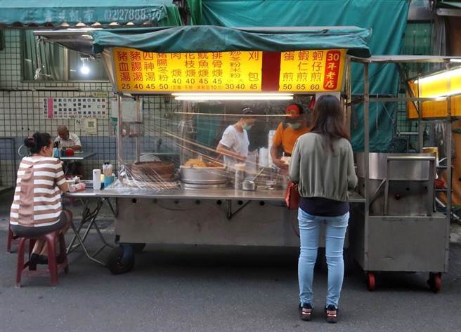 澎湖宣布餐飲解封；圖為傳統市場小吃攤有人內用。（示意圖/王英豪攝）