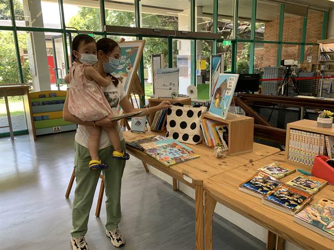 新竹县阅读起步走活动将自20日开跑，提供3200份阅读礼袋，供未领取过、设籍在新竹县的幼龄学童家庭领取。（庄旻静摄）