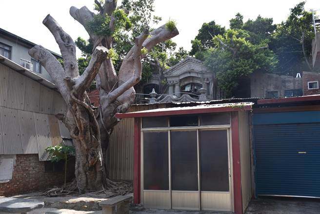 位在竹南镇中港里迎薰路的竹南泉松医院，曾是竹南最豪华的医师楼。（谢明俊摄）